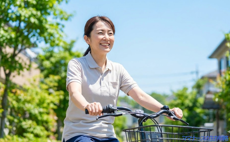 自分に合った新しい職場を見つけ笑顔で電動自転車に乗り訪問看護に向かう女性