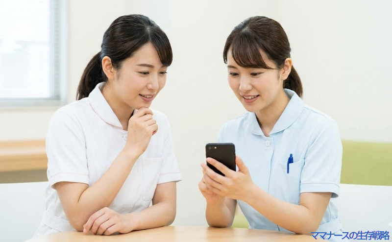 休憩室でスマホを見ながら転職の疑問や悩みを共有する2人の看護師