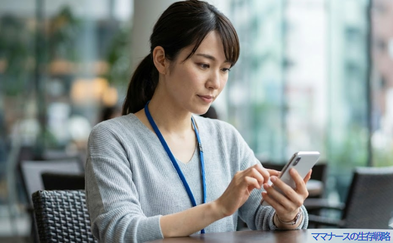 スマホで毅然とした態度でメールを打ち、エージェントをコントロールしている女性看護師